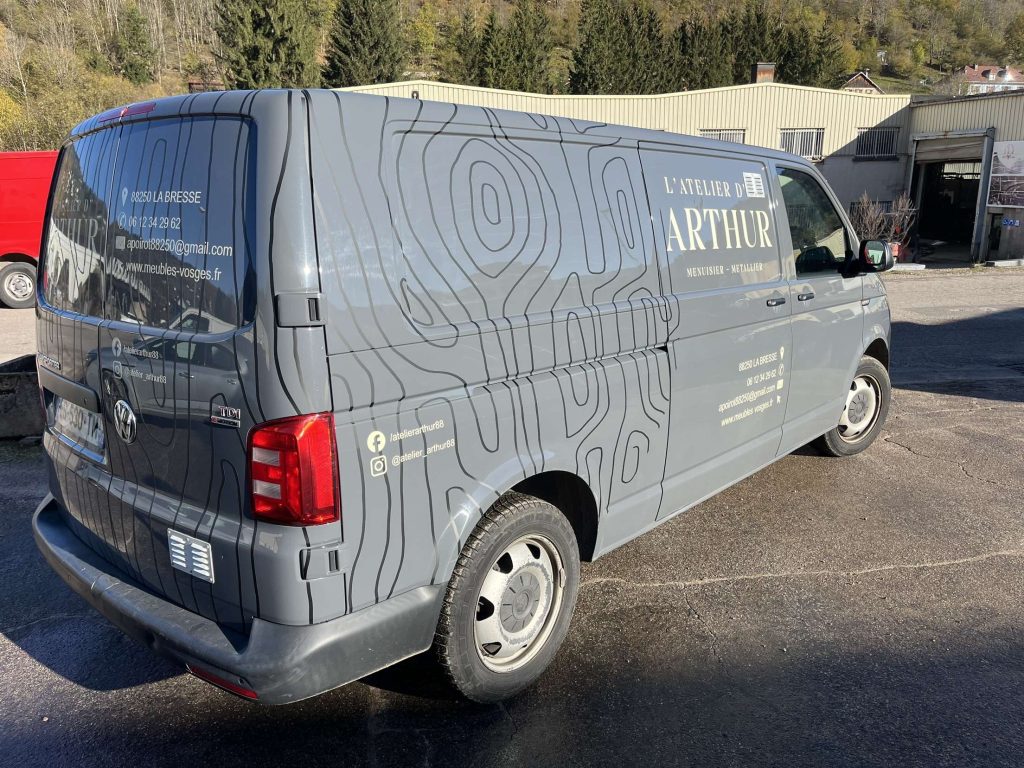 Création du flocage du véhicule de l'Atelier d'Arthur à La Bresse réalisée par Cercledesign, agence de communication dans les Vosges (88)