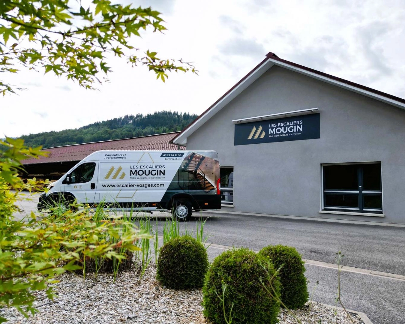 Création du visuels des véhicules de l'entreprise Les Escaliers Mougin à Cornimont, réalisée par Cercledesign, graphiste dans les Vosges (88)