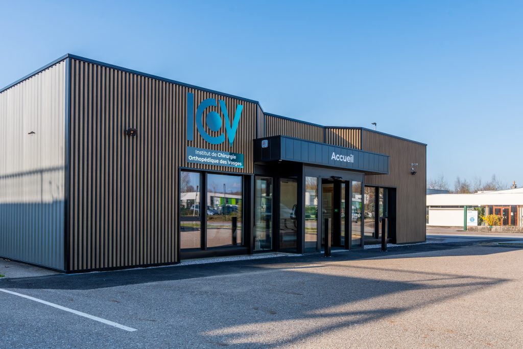 Façade de l’ICOV – Institut de Chirurgie Orthopédique des Vosges à Épinal, avec entrée "Accueil" visible sous un ciel bleu.