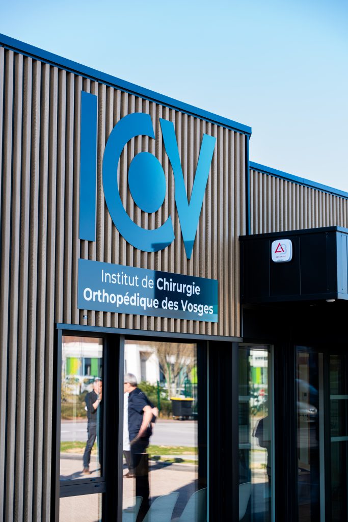 Entrée de l’Institut de Chirurgie Orthopédique des Vosges (ICOV) à Épinal avec le logo sur la devanture