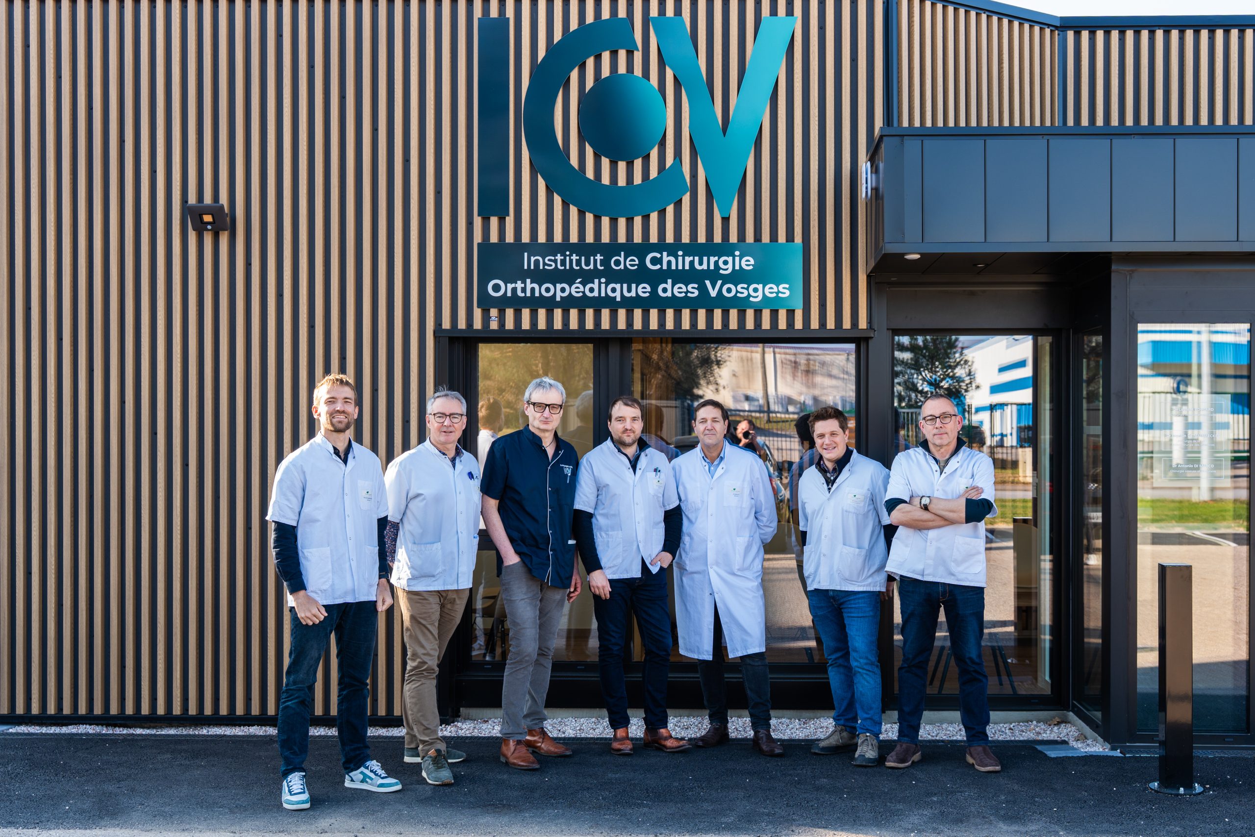 Équipe médicale de l’ICOV posant devant l’entrée du centre à Épinal.