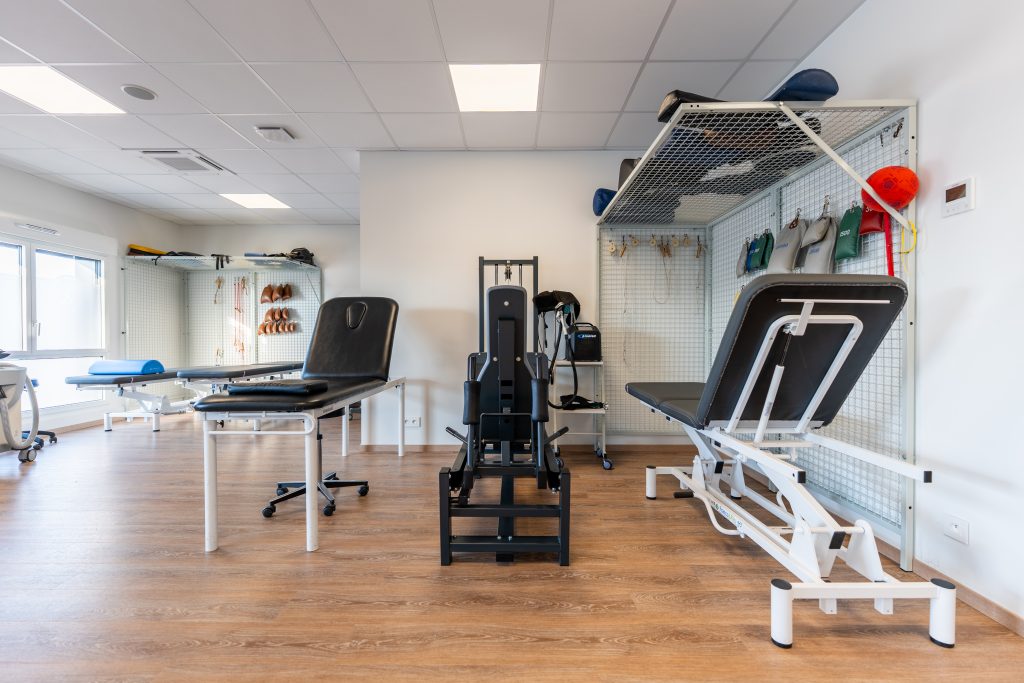 Salle de rééducation de l’ICOV avec équipements de kinésithérapie
