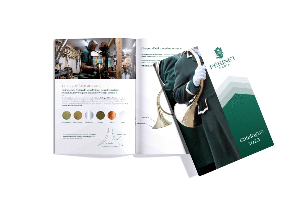 Un mockup du catalogue ouvert de Périnet. La couverture verte affiche le logo Périnet Paris et "Catalogue 2025". L'intérieur montre des pages avec des textes sur le savoir-faire artisanal, des échantillons de couleurs de laiton, des schémas d'instruments et une photo d'un artisan travaillant dans l'atelier.