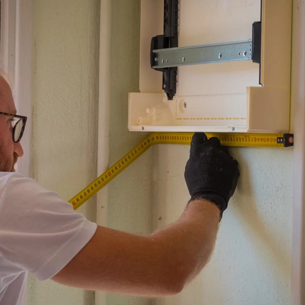 Photo de Christopher, intervenant sur un tableau électrique à Toulouse, photo réalisée par Cercledesign à La Bresse dans les Vosges (88)