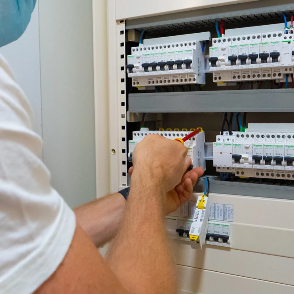Photo de Christopher, intervenant sur un tableau électrique à Toulouse, photo réalisée par Cercledesign à La Bresse dans les Vosges (88)